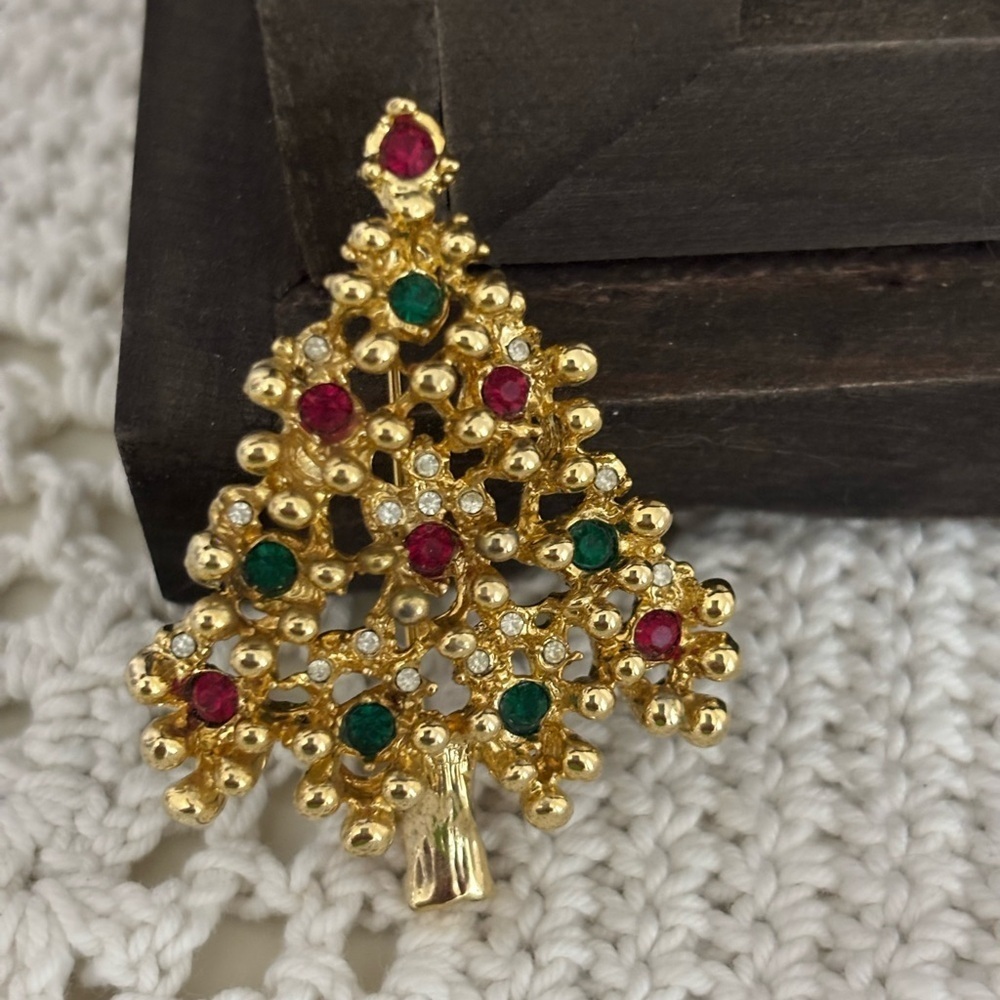 Vintage Eisenberg Unsigned Gold Christmas Tree Brooch with Red and Green Accents